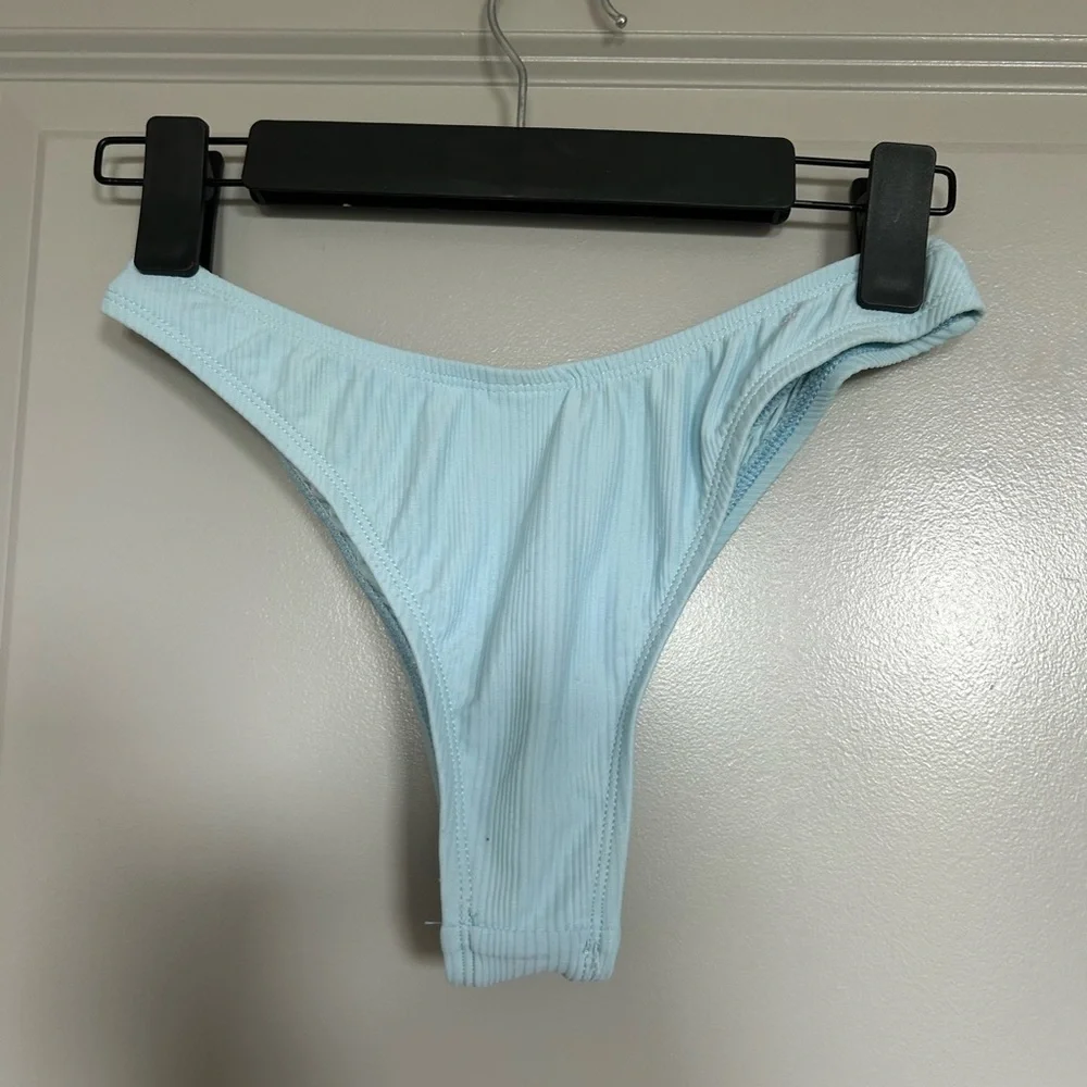Ris K/ Dippin’ Daisy’s Baby Blue Bikini set Size Small